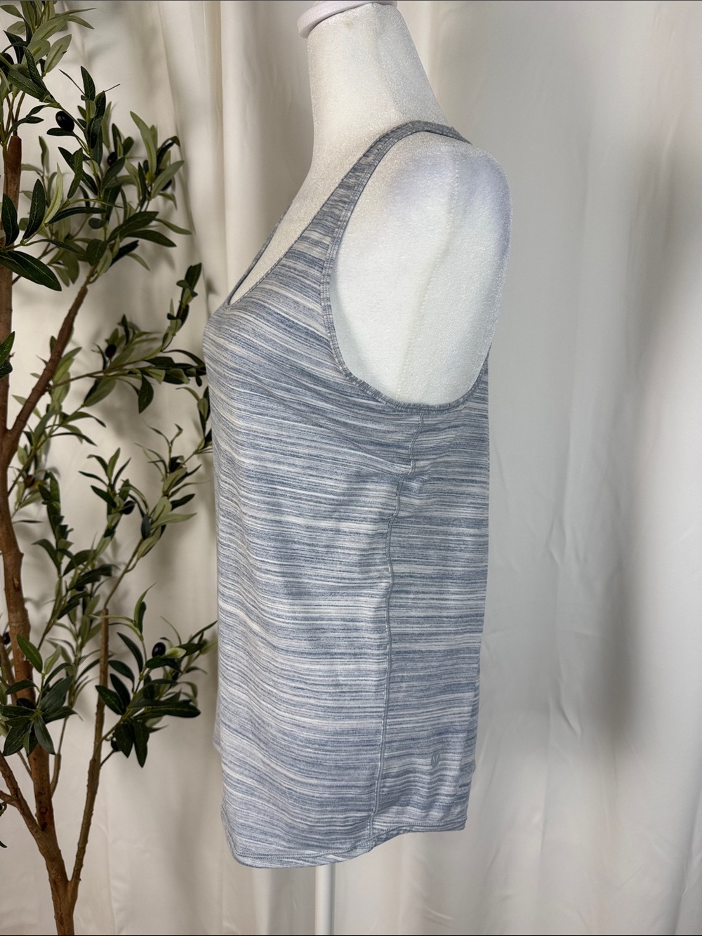 Lululemon Essential Tank Pleated Light Blue Striped Sz 6/8 (A2) - Picture 5 of 9